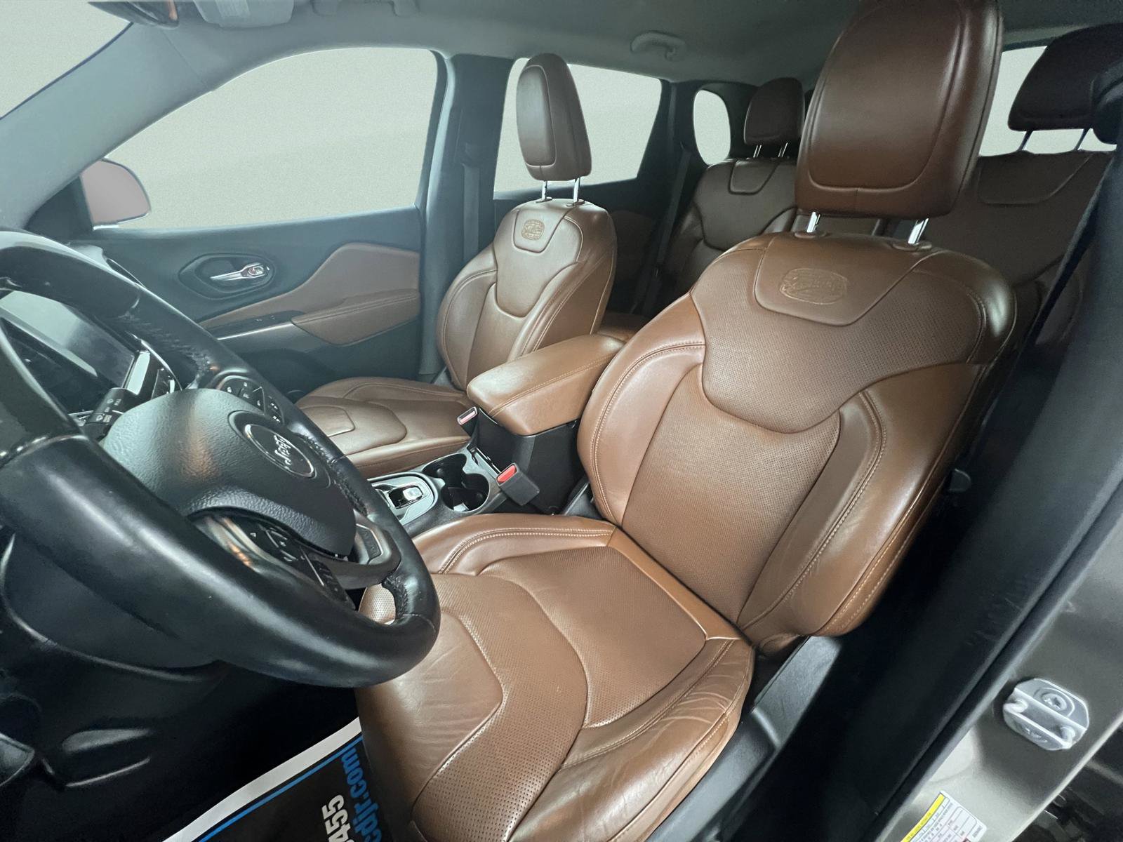 Used 2019 Jeep Cherokee Overland w/ Technology Group FWD image 17