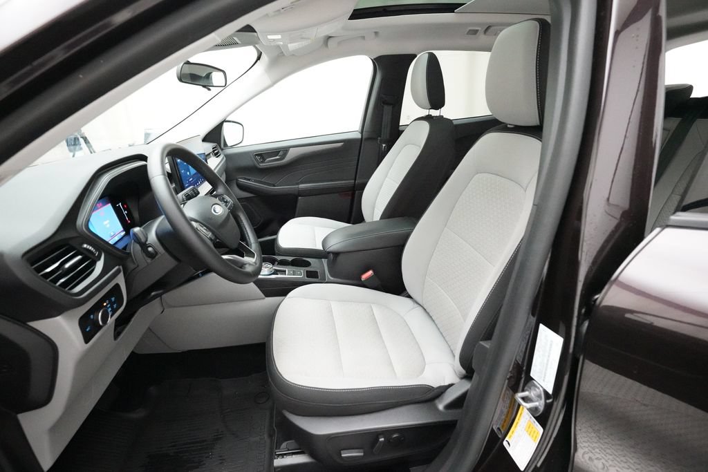 Used 2023 Ford Escape Active w/ Tech Pack #1 AWD/4WD image 7