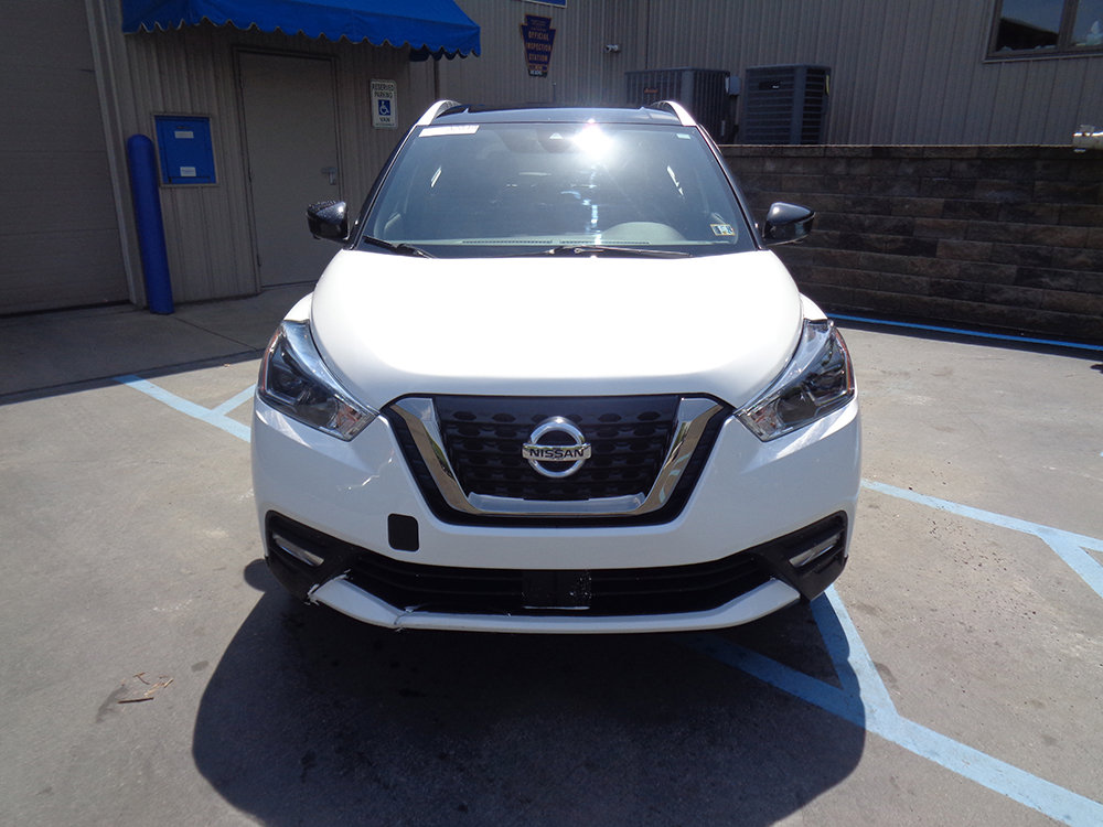Used 2020 Nissan Kicks SR w/ SR Premium Package FWD image 2