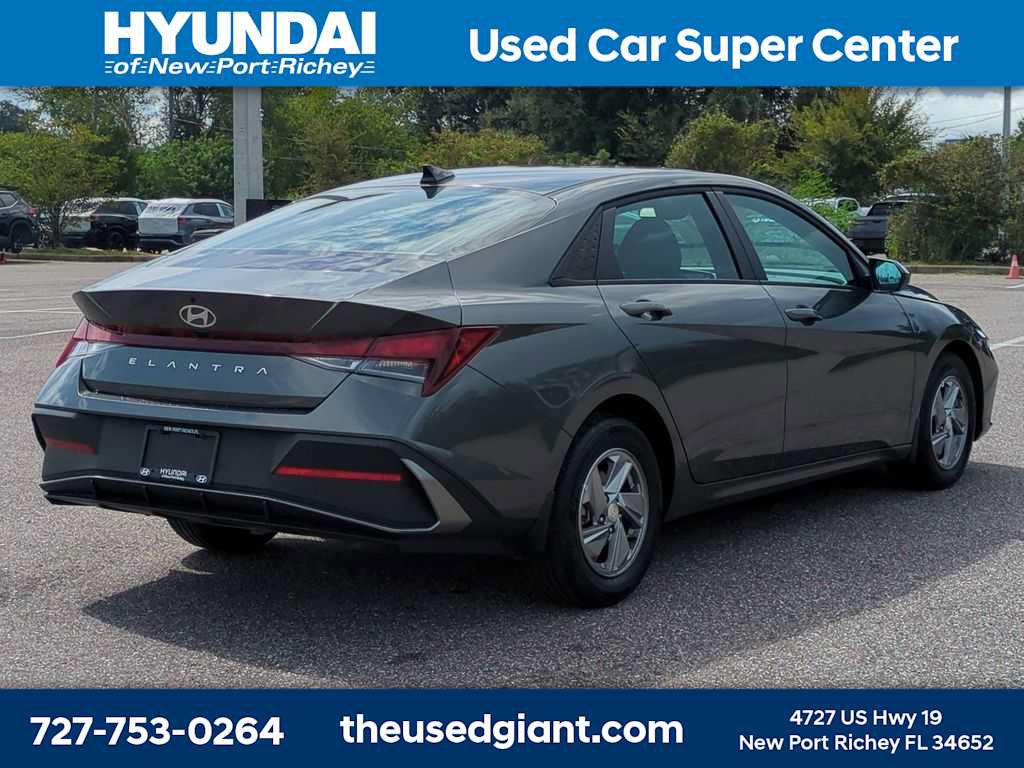 Used 2025 Hyundai Elantra SE FWD image 5