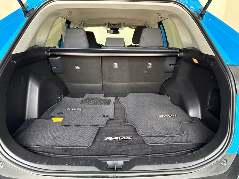 Used 2019 Toyota RAV4 LE w/ Carpet Mat Package AWD/4WD image 9