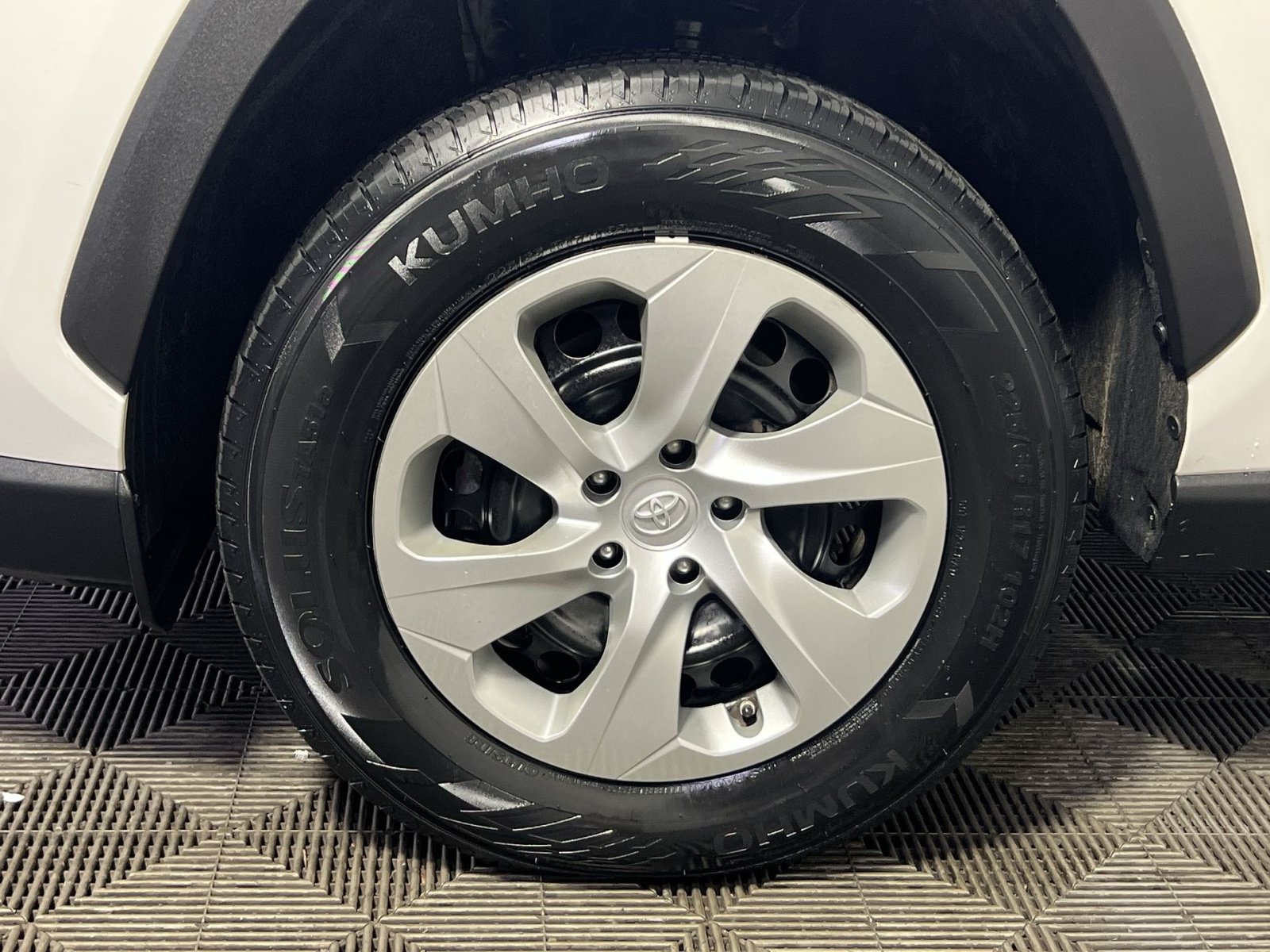 Used 2021 Toyota RAV4 LE AWD/4WD image 11