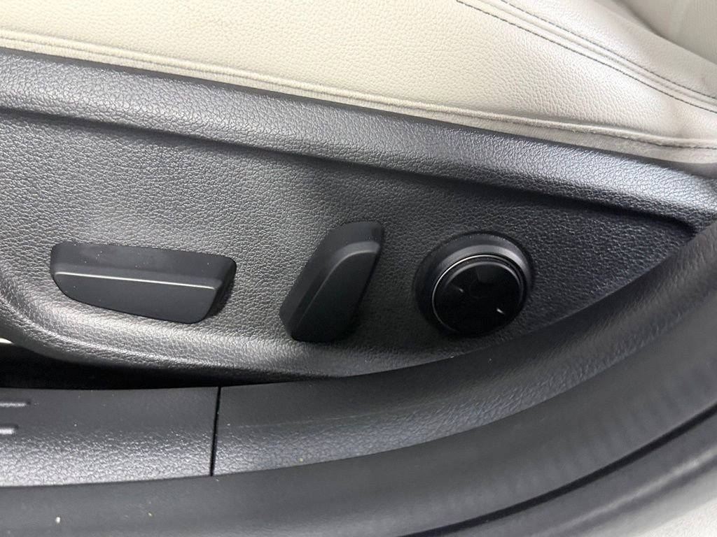 Used 2025 Genesis G70 2.5T image 23