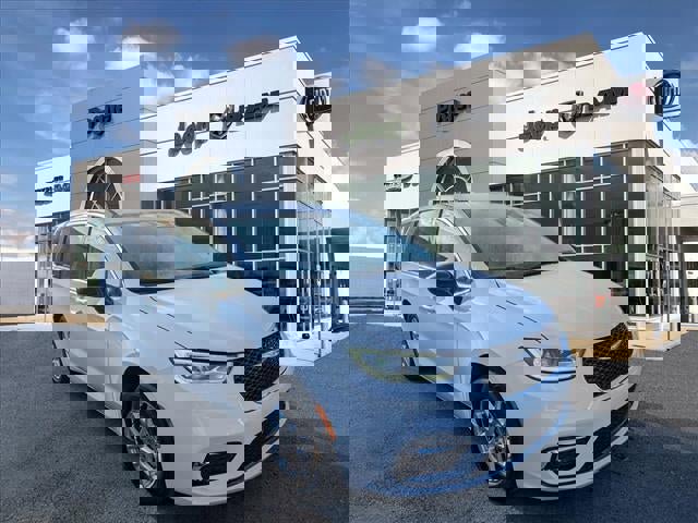 Used 2024 Chrysler Pacifica Touring-L