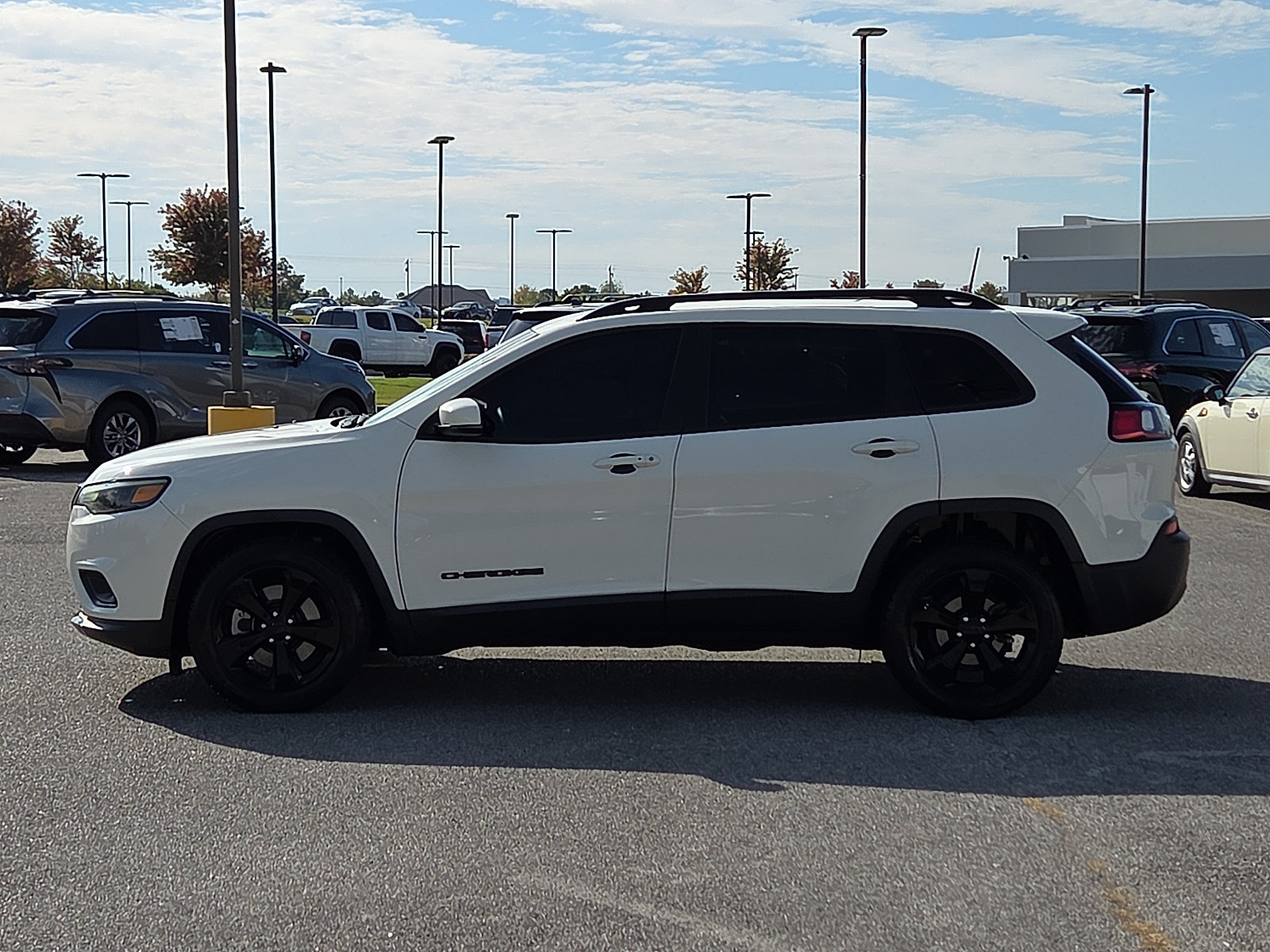 Used 2019 Jeep Cherokee Latitude Plus FWD image 3