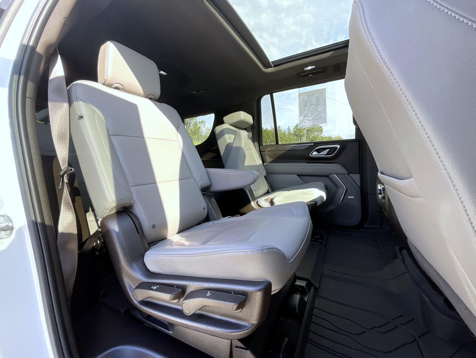 Used 2023 Chevrolet Suburban Z71 w/ Luxury Package AWD/4WD image 22