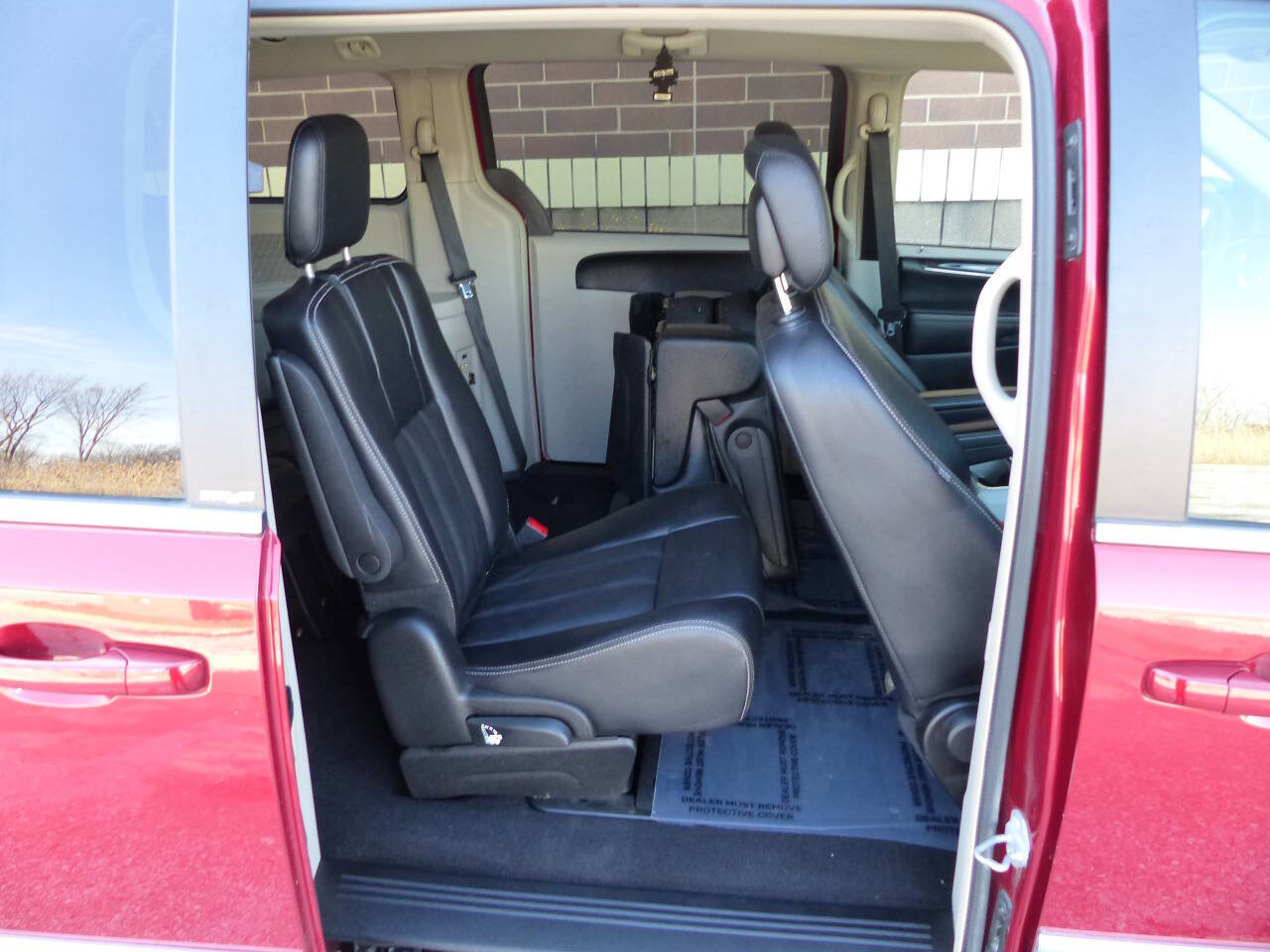 Used 2014 Chrysler Town & Country Touring image 36