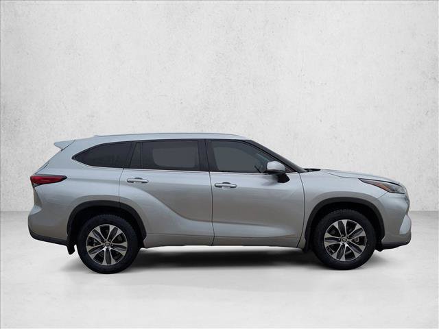 Used 2022 Toyota Highlander XLE FWD video 4