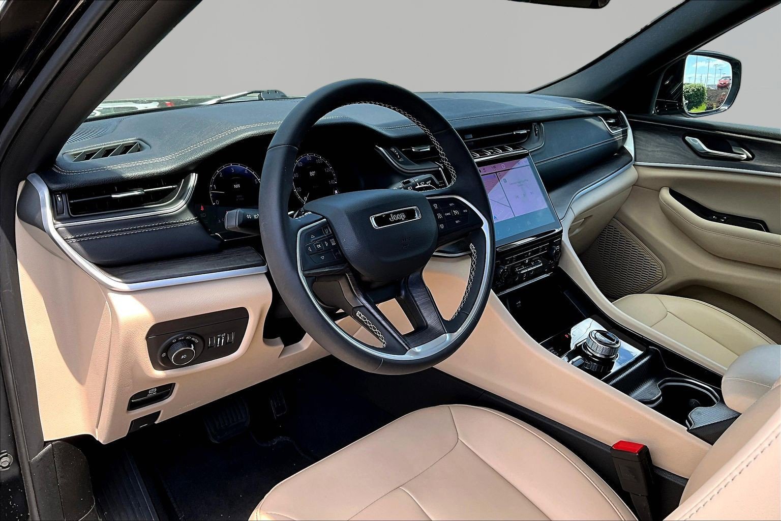 Used 2025 Jeep Grand Cherokee Limited AWD/4WD image 17