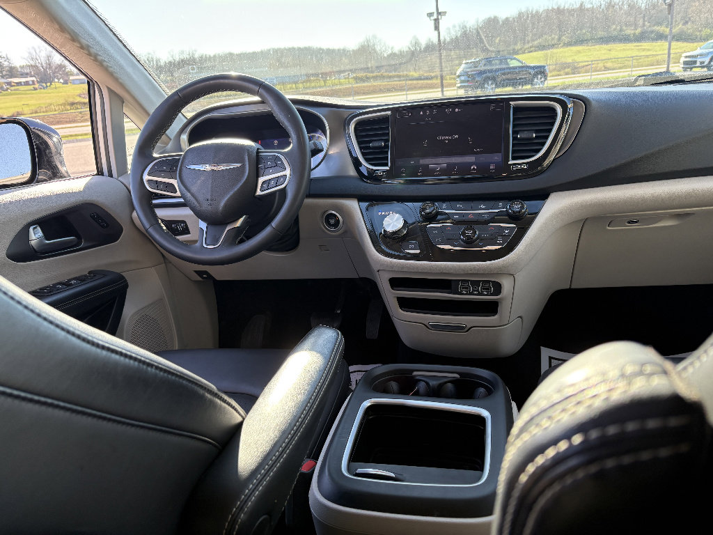 Used 2024 Chrysler Pacifica Touring-L image 25