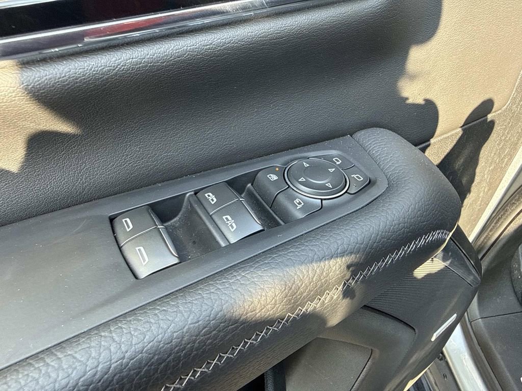 Used 2025 GMC Yukon Denali AWD/4WD image 11