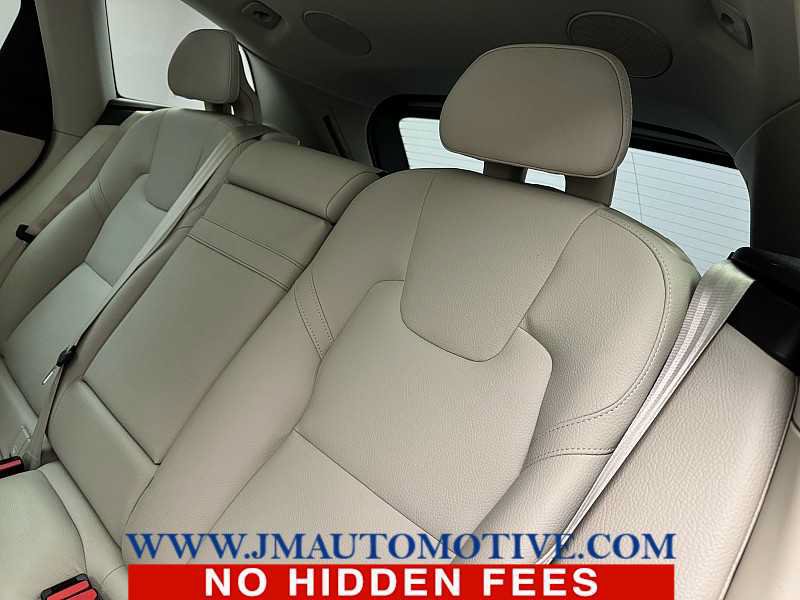 Used 2019 Volvo XC60 T5 Momentum w/ Multimedia Package AWD/4WD image 16