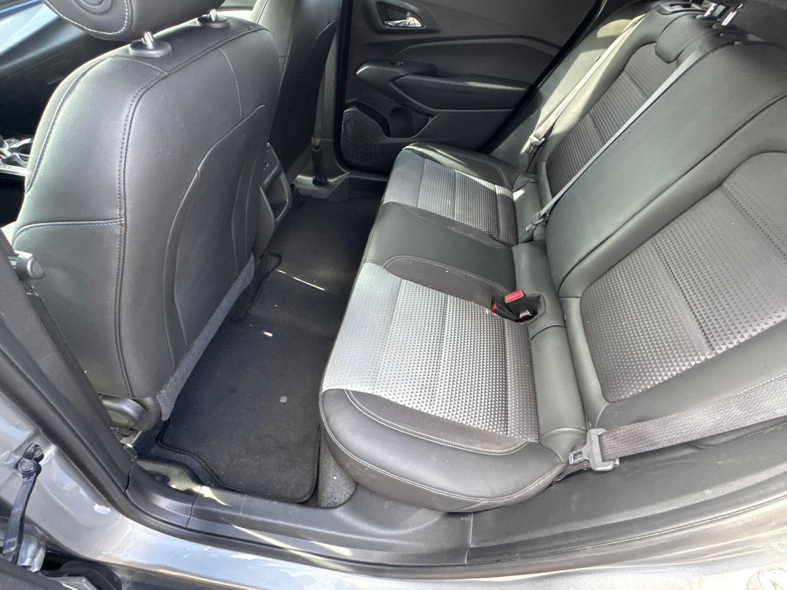 Used 2025 Chevrolet Trax LT FWD image 20
