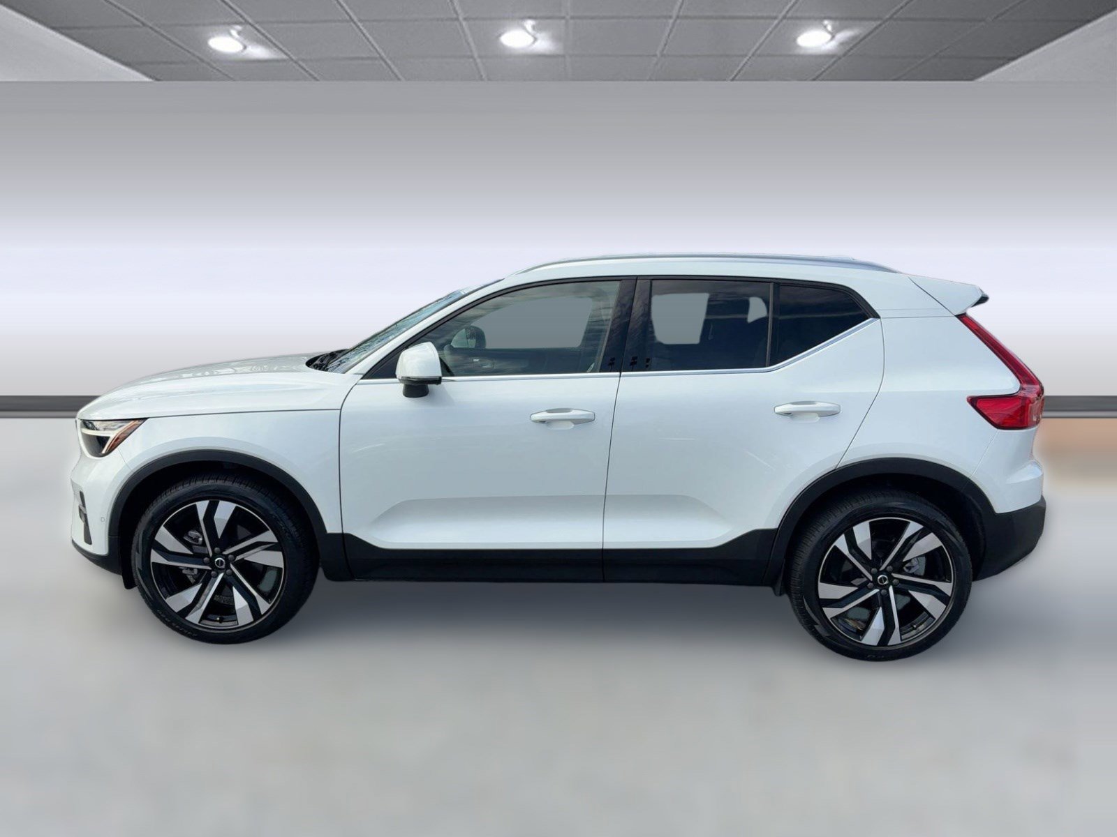 Used 2023 Volvo XC40 B5 Plus w/ Protection Package Premier image 2