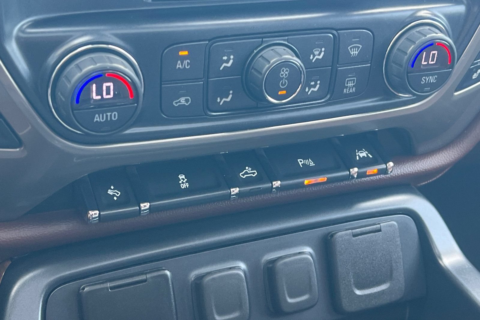 Used 2018 Chevrolet Silverado 1500 High Country AWD/4WD image 16