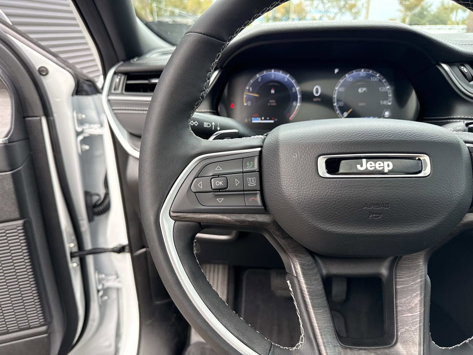 Used 2025 Jeep Grand Cherokee Limited w/ Black Appearance Package image 32