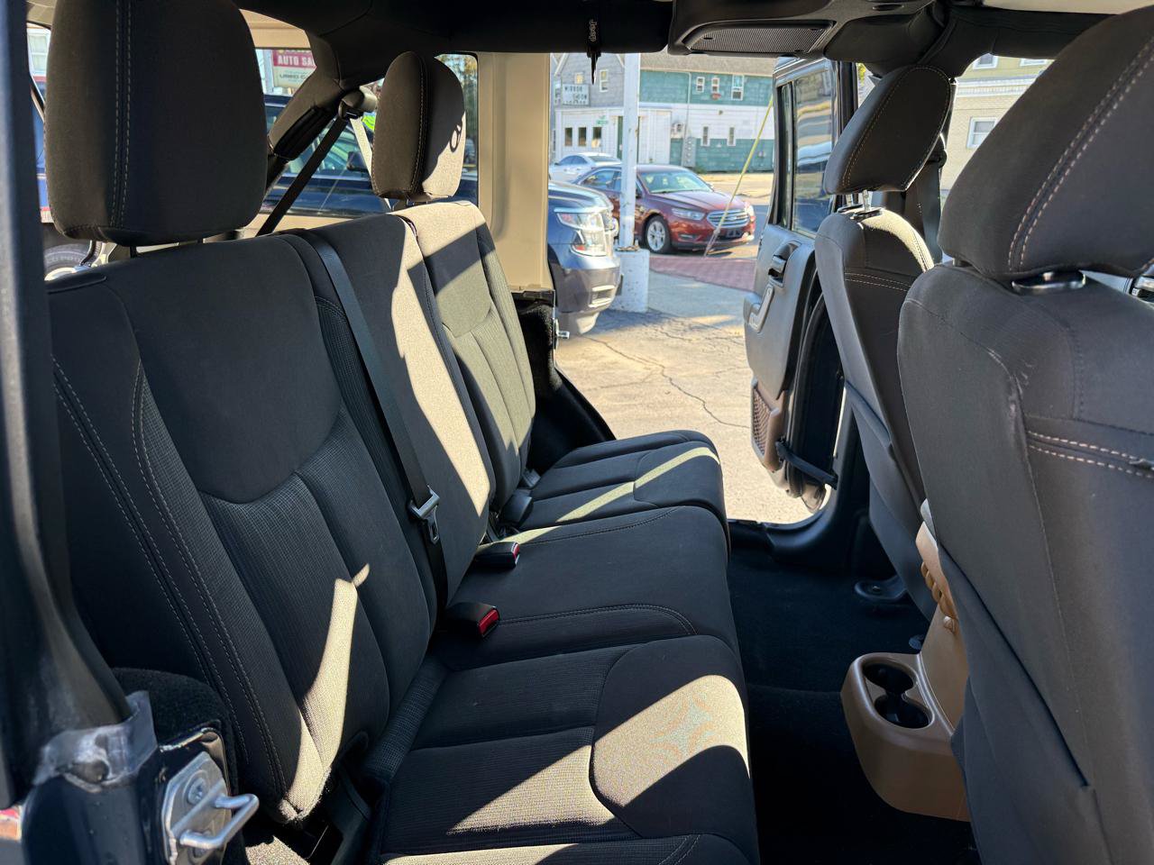 Used 2018 Jeep Wrangler Unlimited Rubicon w/ Connectivity Group AWD/4WD image 34
