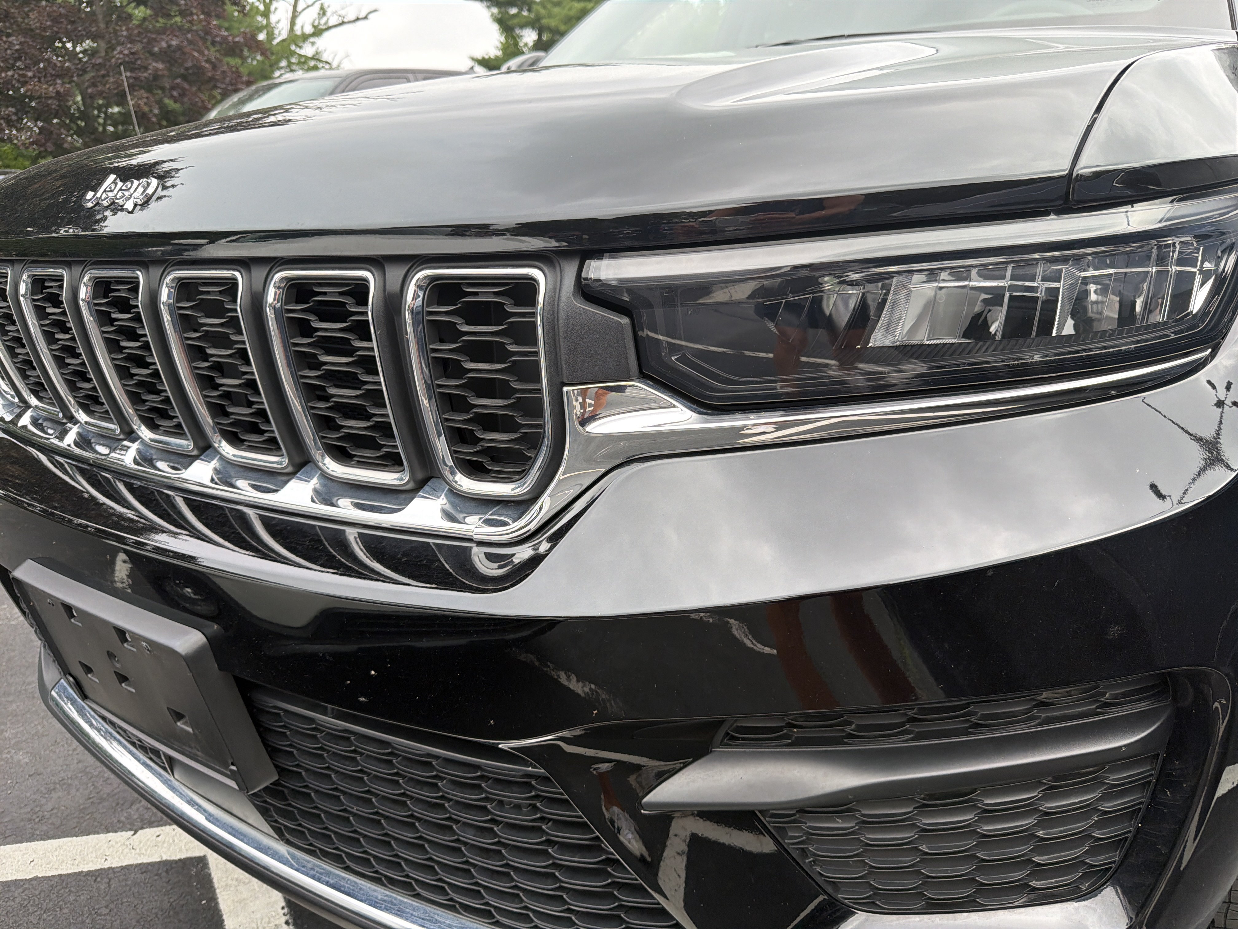 Certified 2023 Jeep Grand Cherokee Laredo w/ Luxury Tech Group I AWD/4WD image 4