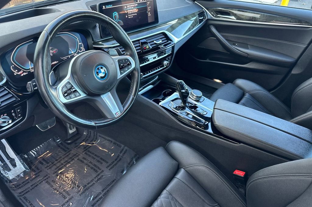 Used 2023 BMW 530e w/ M Sport Package image 9