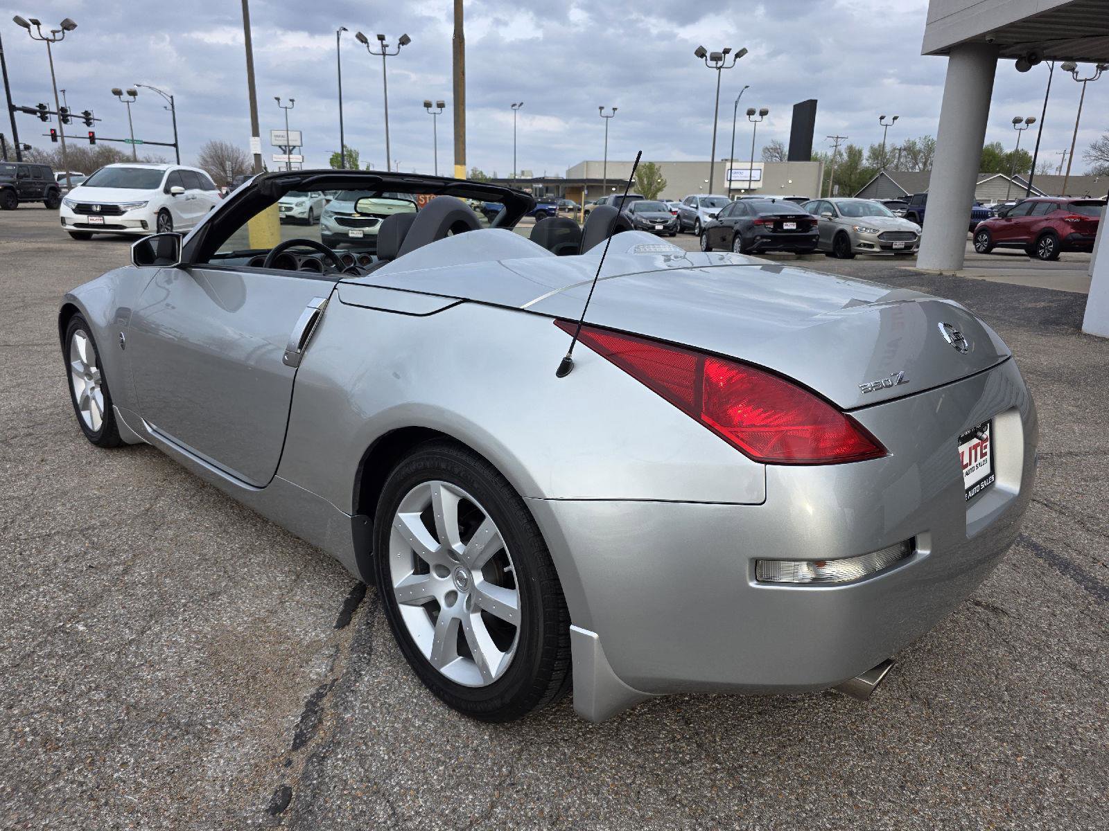 Used 2005 Nissan 350Z Touring RWD image 7