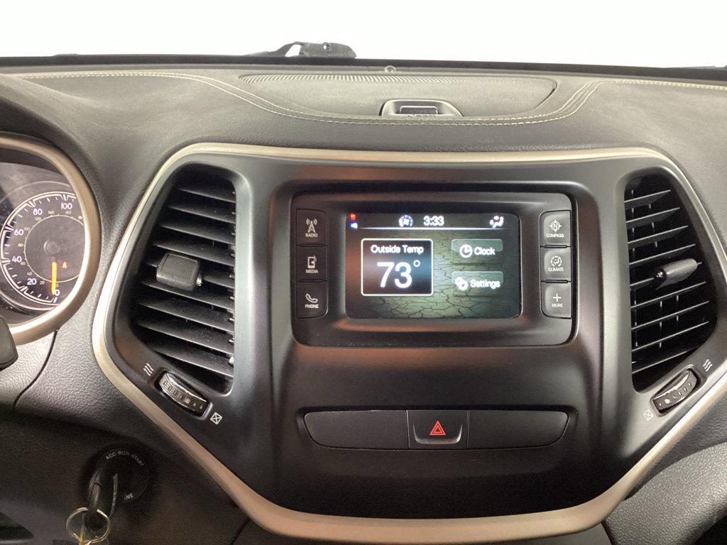 Used 2017 Jeep Cherokee Latitude AWD/4WD image 29
