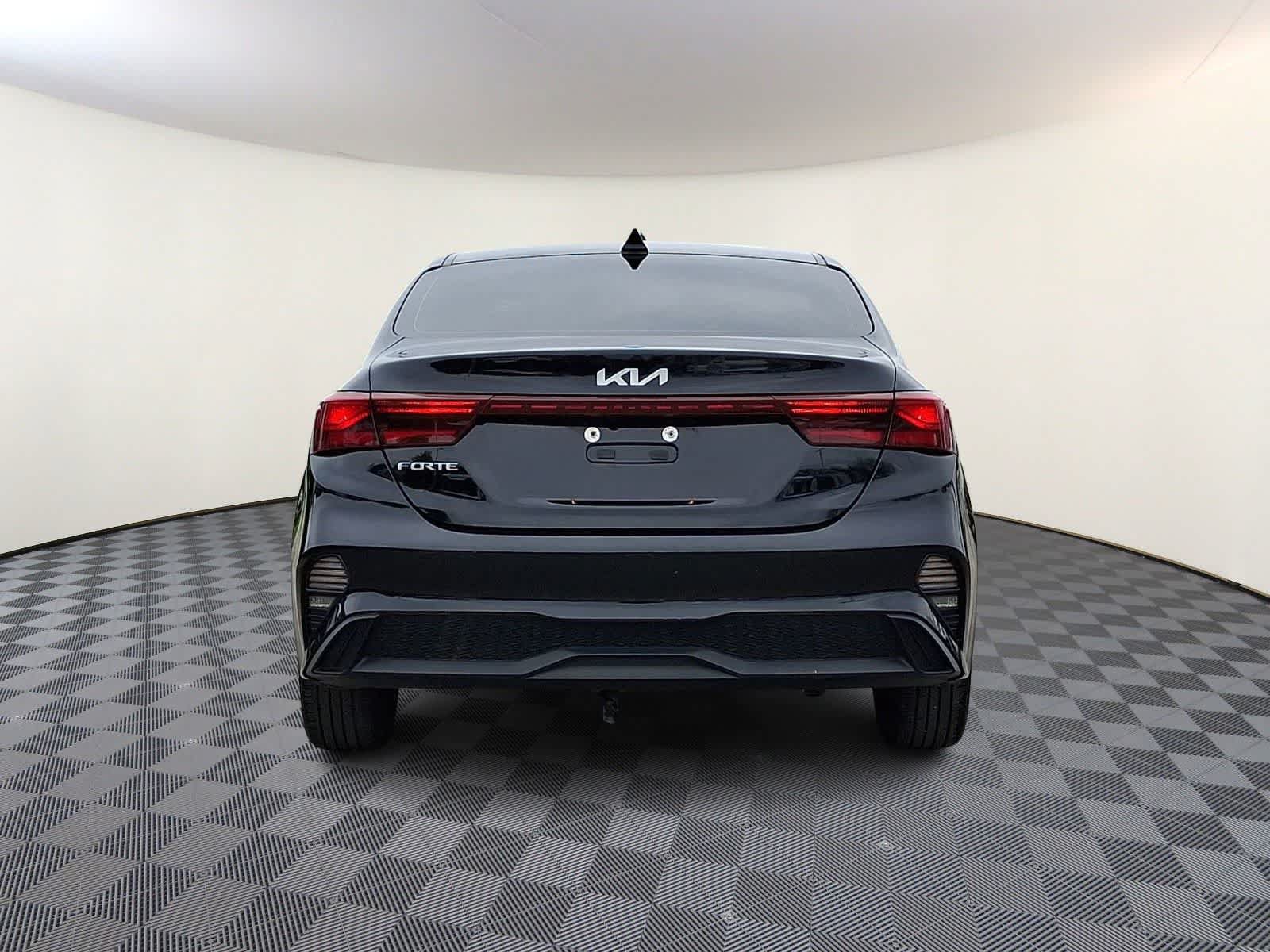 Used 2023 Kia Forte LXS w/ LXS Technology Package FWD image 6