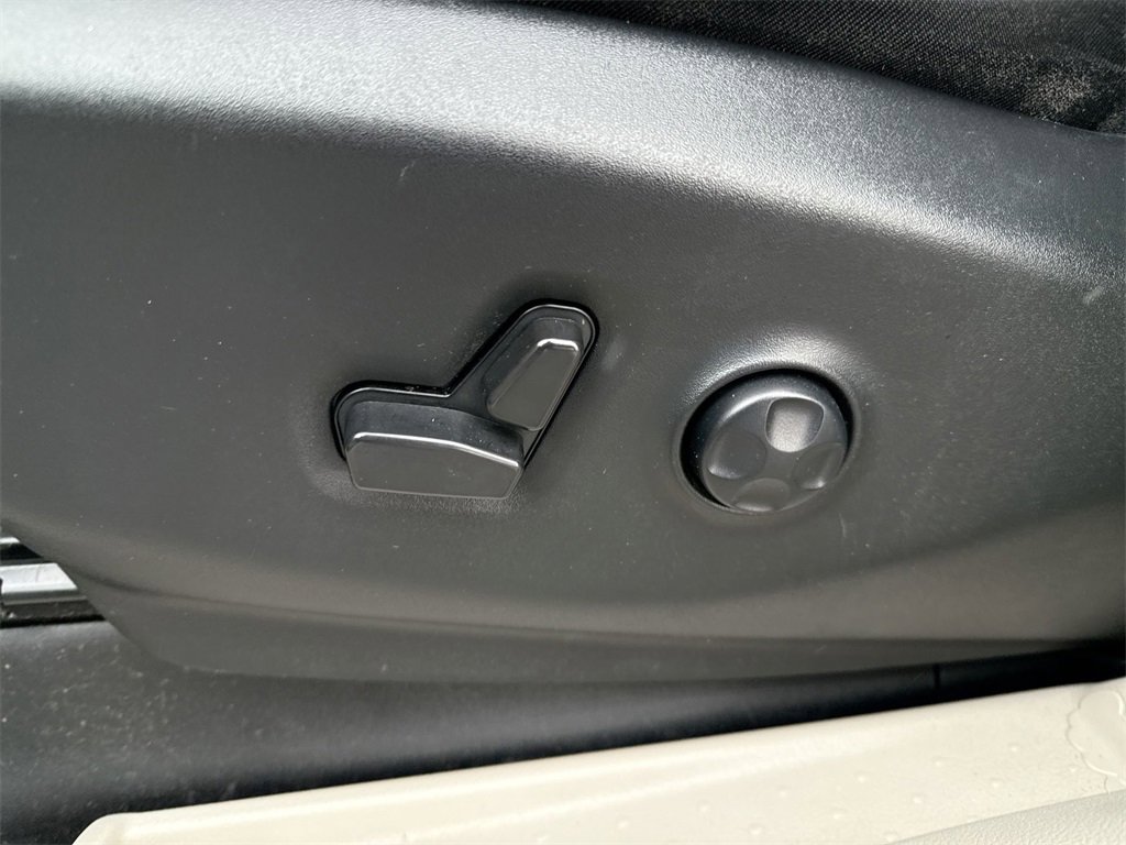 Used 2023 Chrysler Pacifica Touring-L image 14