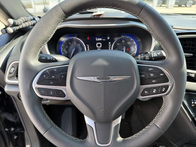 Used 2025 Chrysler Pacifica Select FWD image 16