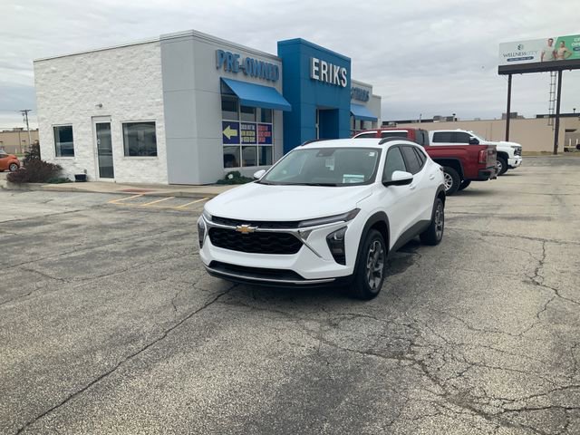 Used 2024 Chevrolet Trax LT w/ Driver Confidence Package FWD image 2