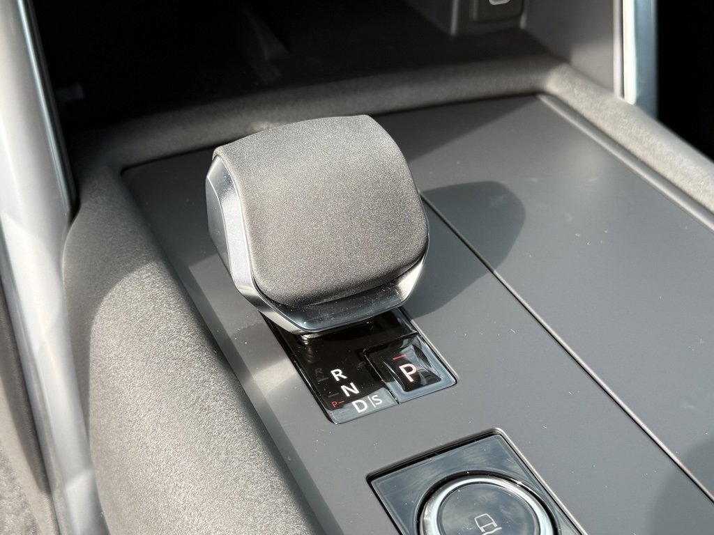 New 2025 Land Rover Discovery S image 18