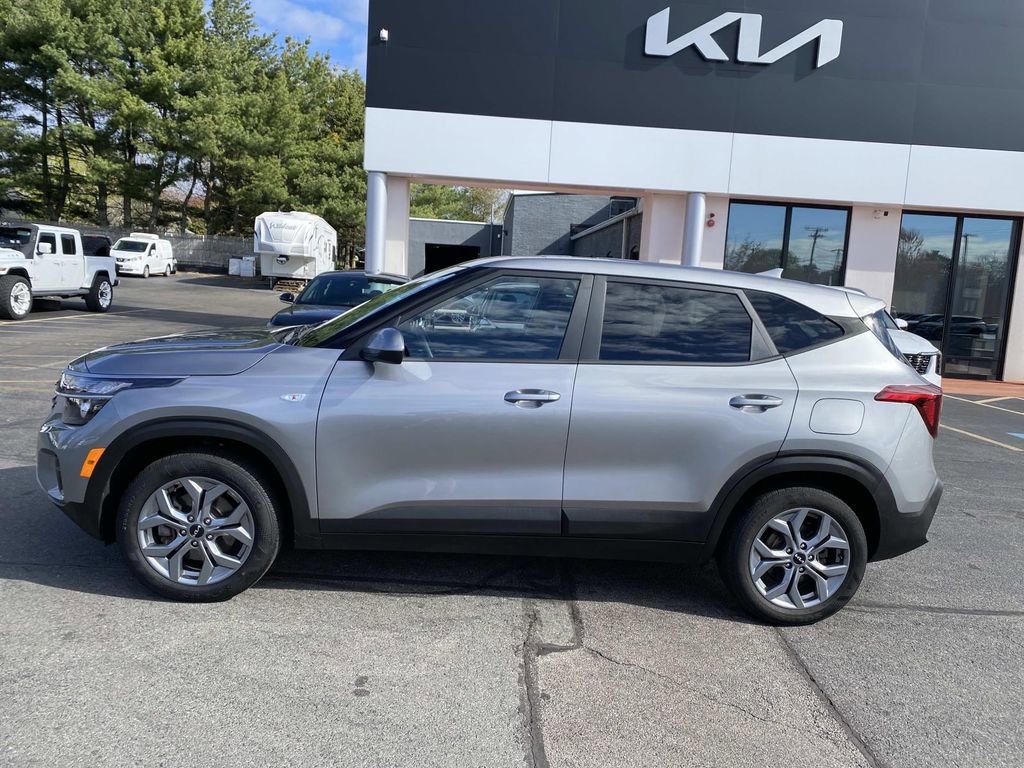Used 2024 Kia Seltos LX AWD/4WD image 2