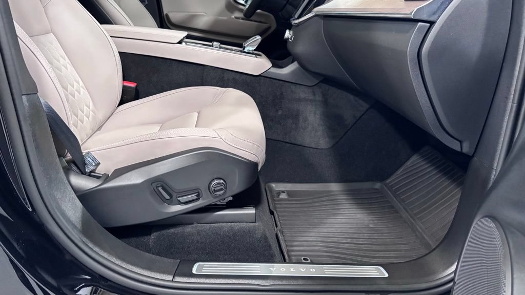 Certified 2025 Volvo XC90 B5 Plus AWD/4WD image 18