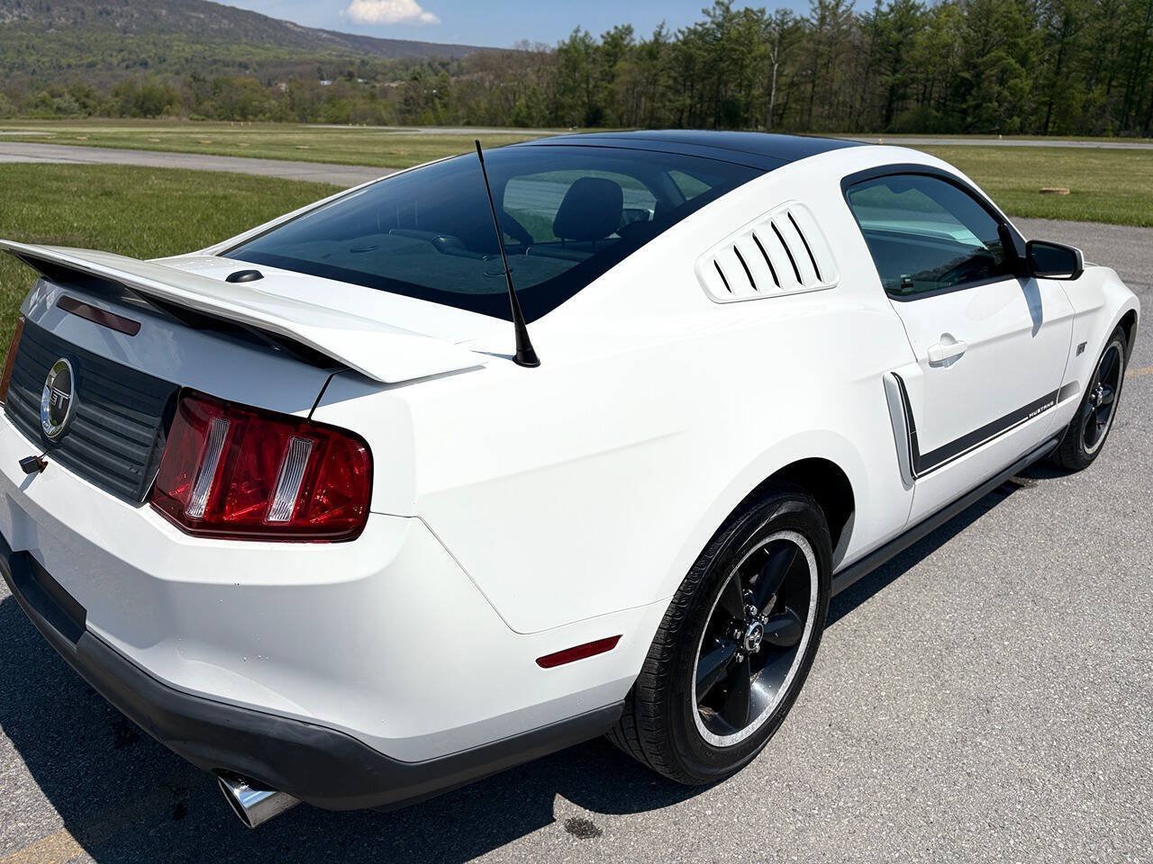 Used 2010 Ford Mustang GT Premium RWD image 13