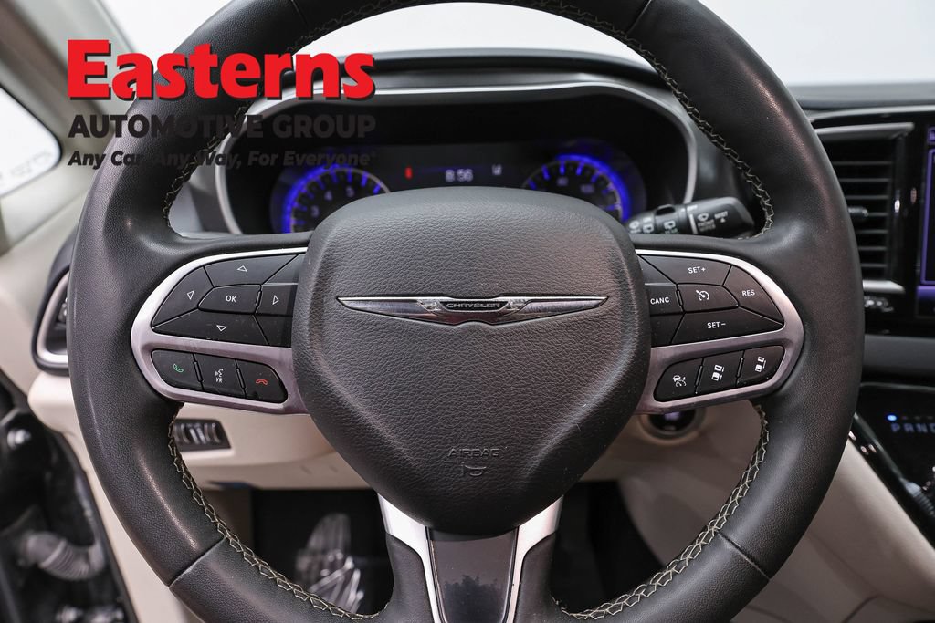 Used 2023 Chrysler Pacifica Touring-L FWD image 10