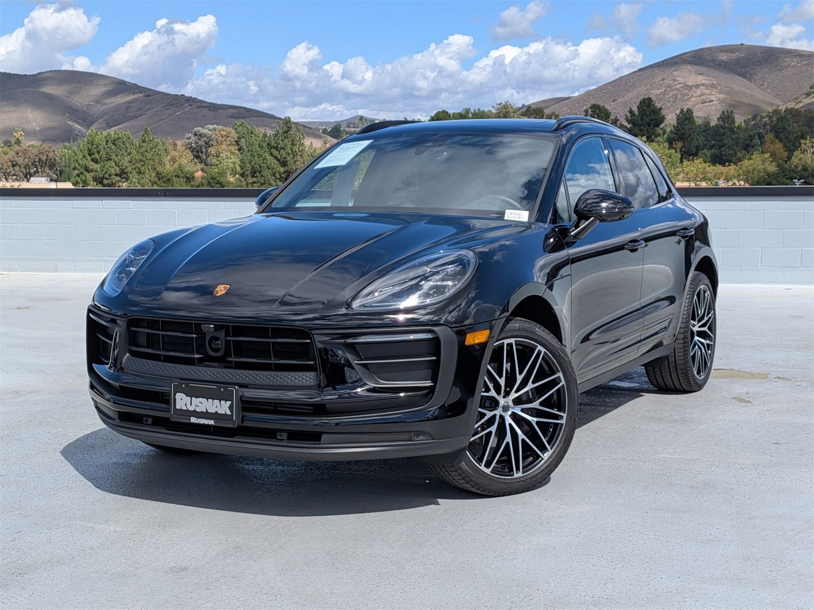 Certified 2025 Porsche Macan image 1