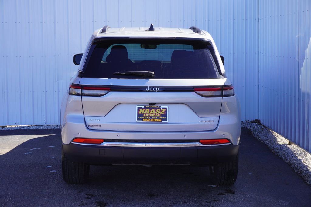 Used 2024 Jeep Grand Cherokee Laredo image 5