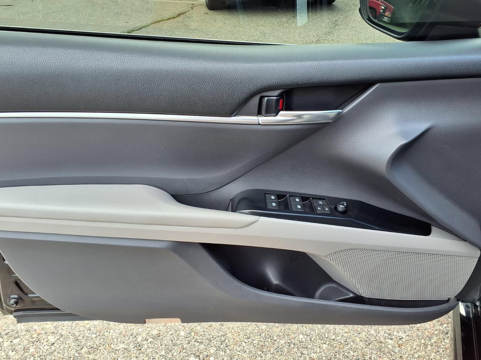 Used 2019 Toyota Camry SE FWD image 14