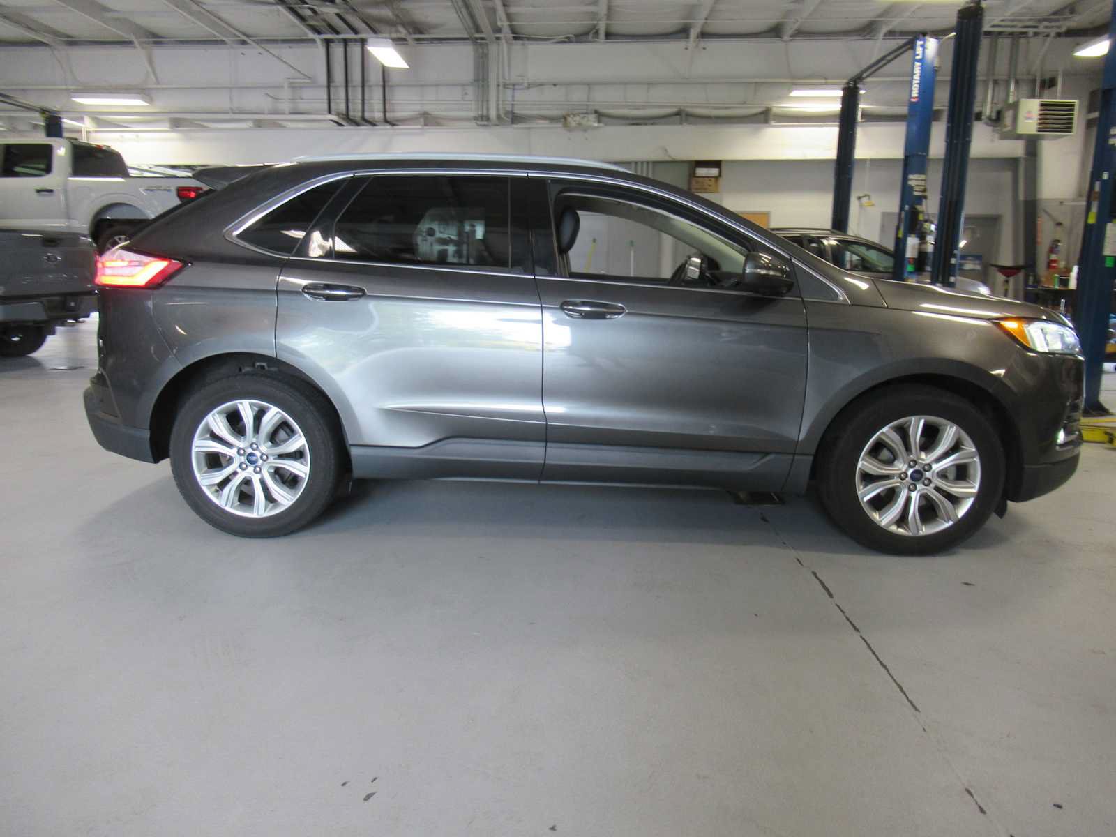 Used 2020 Ford Edge Titanium FWD image 4