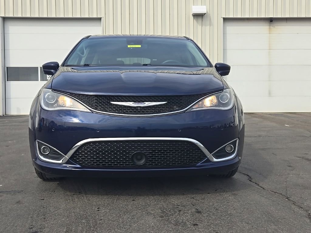 Used 2020 Chrysler Pacifica Touring w/ Advanced Safetytec Group image 2