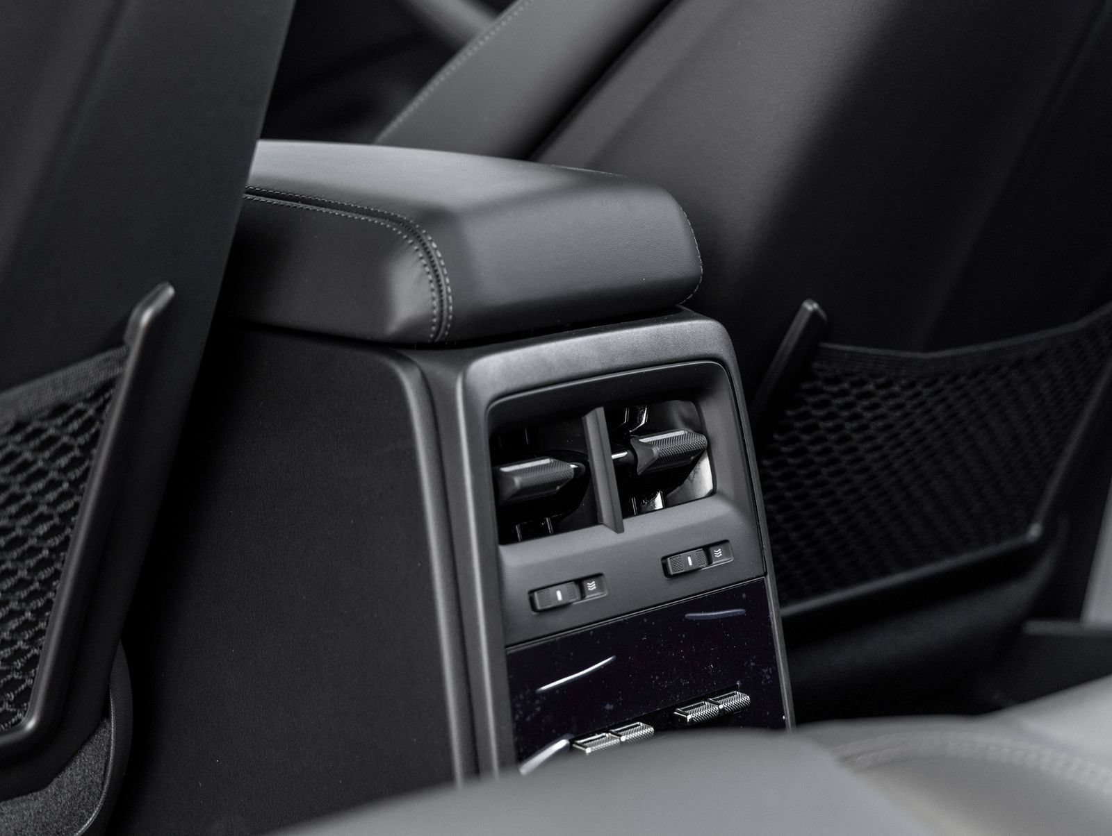 Certified 2025 Porsche Macan Electric RWD image 33