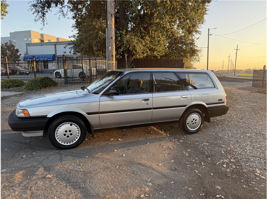 Used 1989 Toyota Camry Deluxe FWD image 2