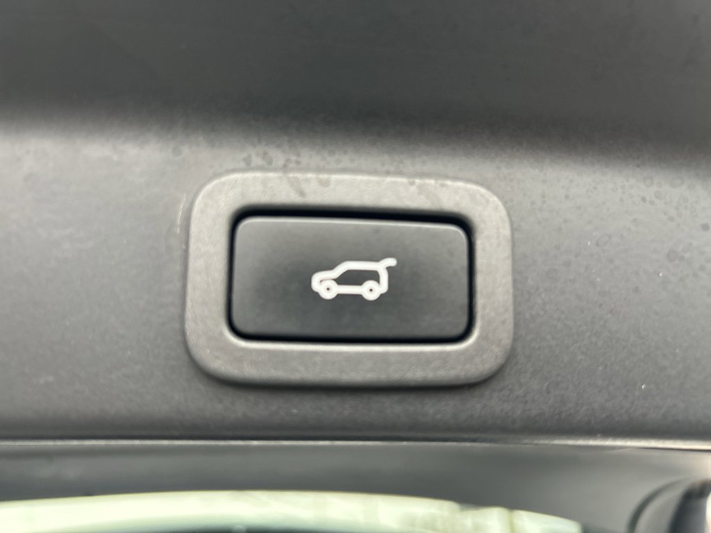 Used 2017 Jaguar F-PACE S image 9