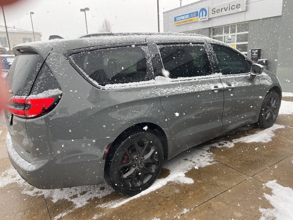 Used 2022 Chrysler Pacifica Touring-L w/ Uconnect Theater Family Group image 2