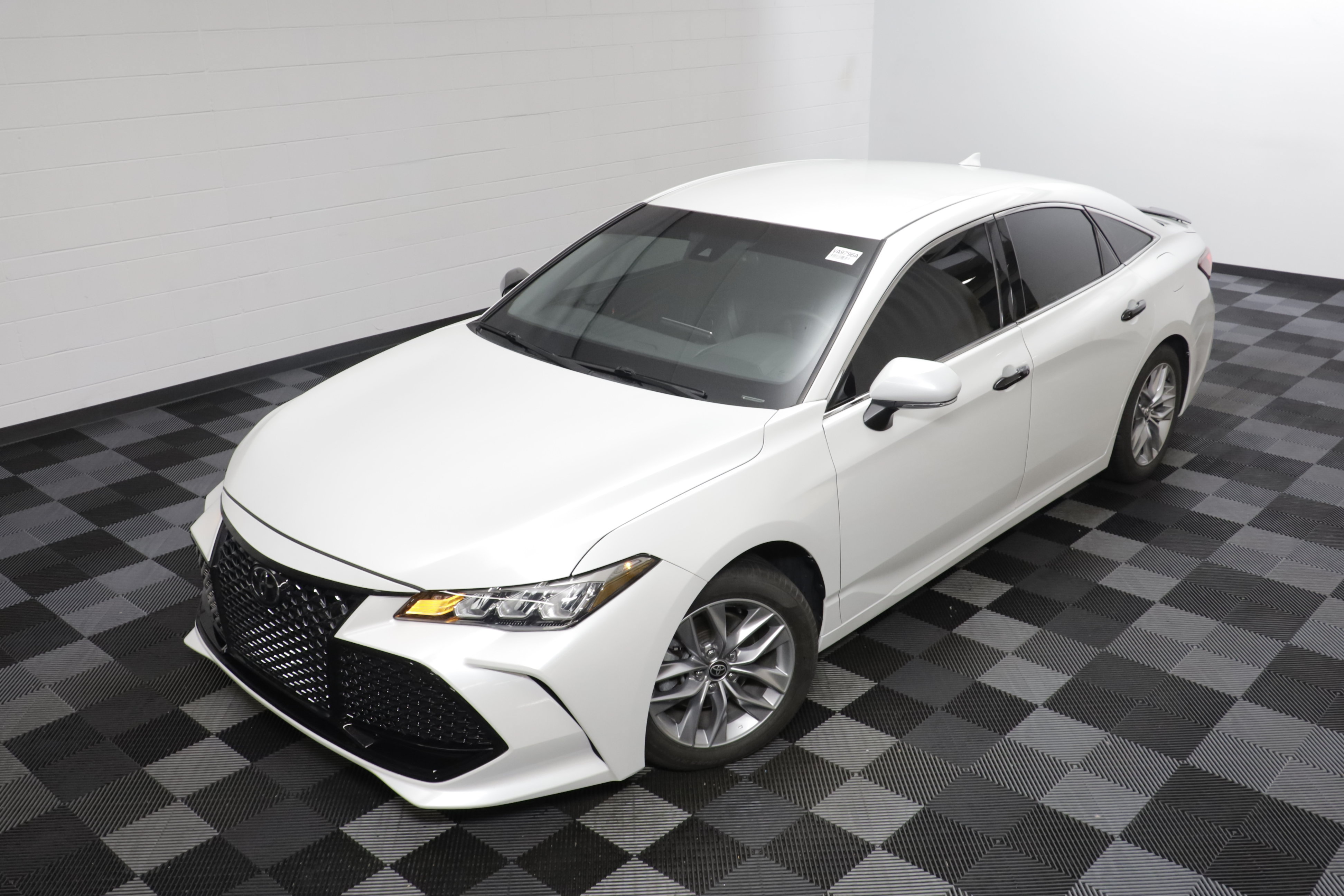 Used 2022 Toyota Avalon XLE FWD image 2