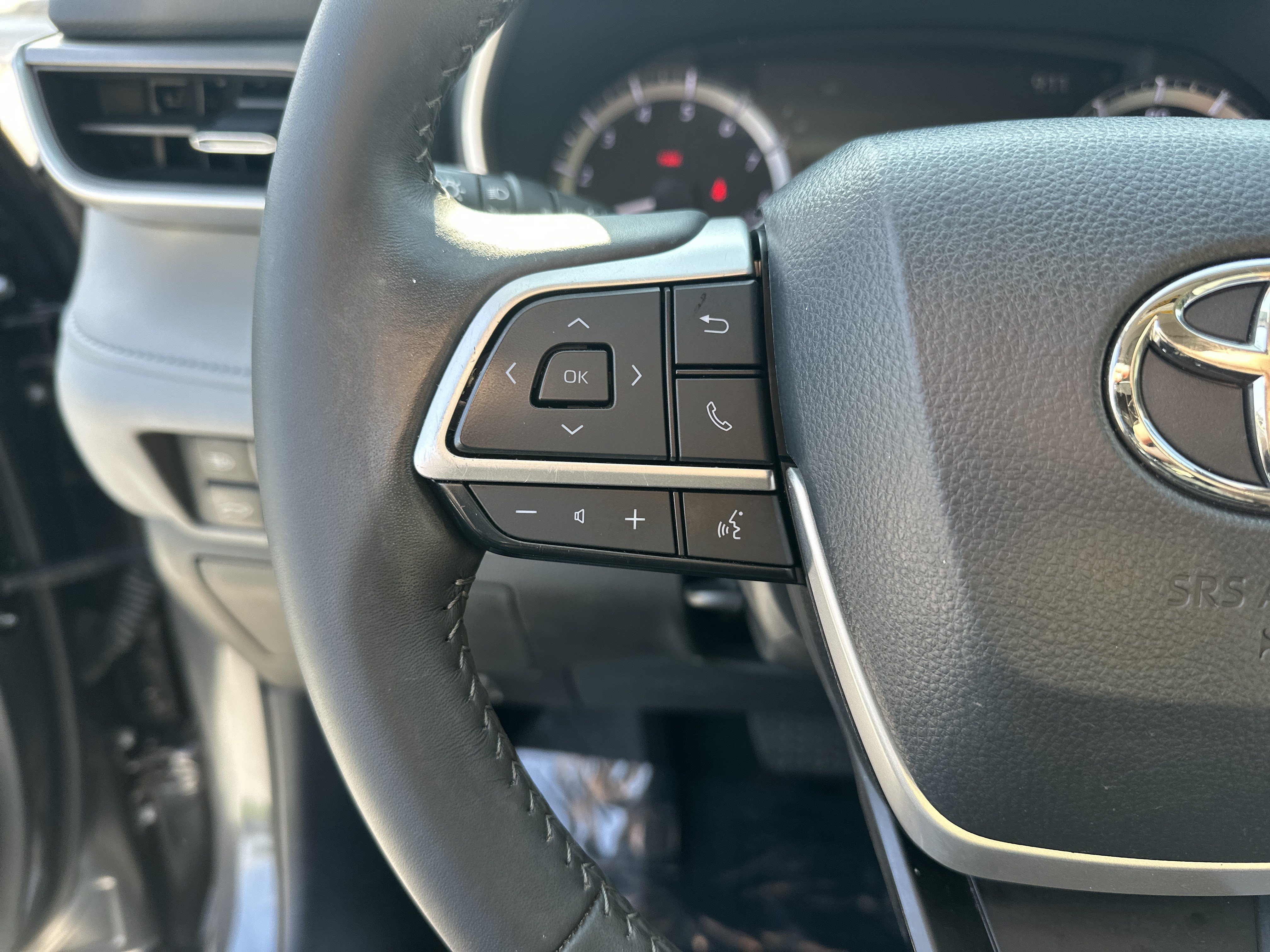 Used 2024 Toyota Highlander XLE FWD image 19