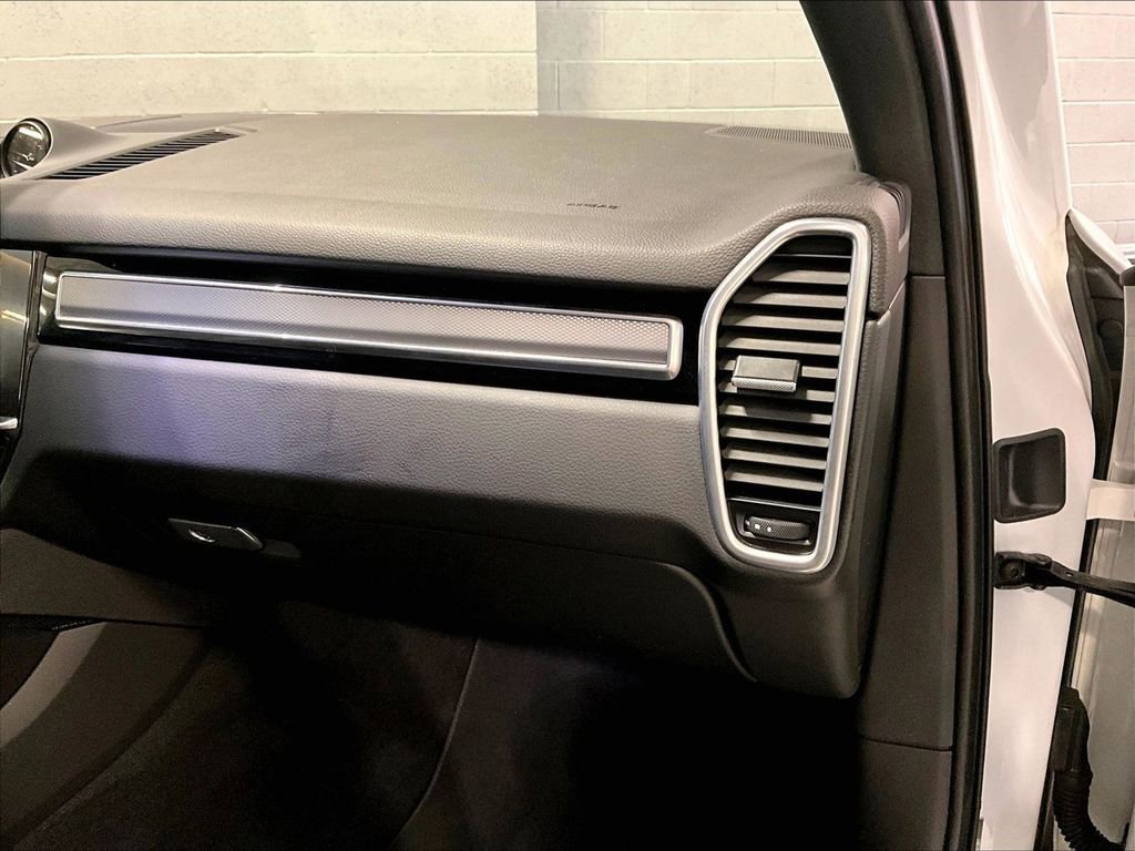 Certified 2023 Porsche Cayenne Platinum Edition image 19