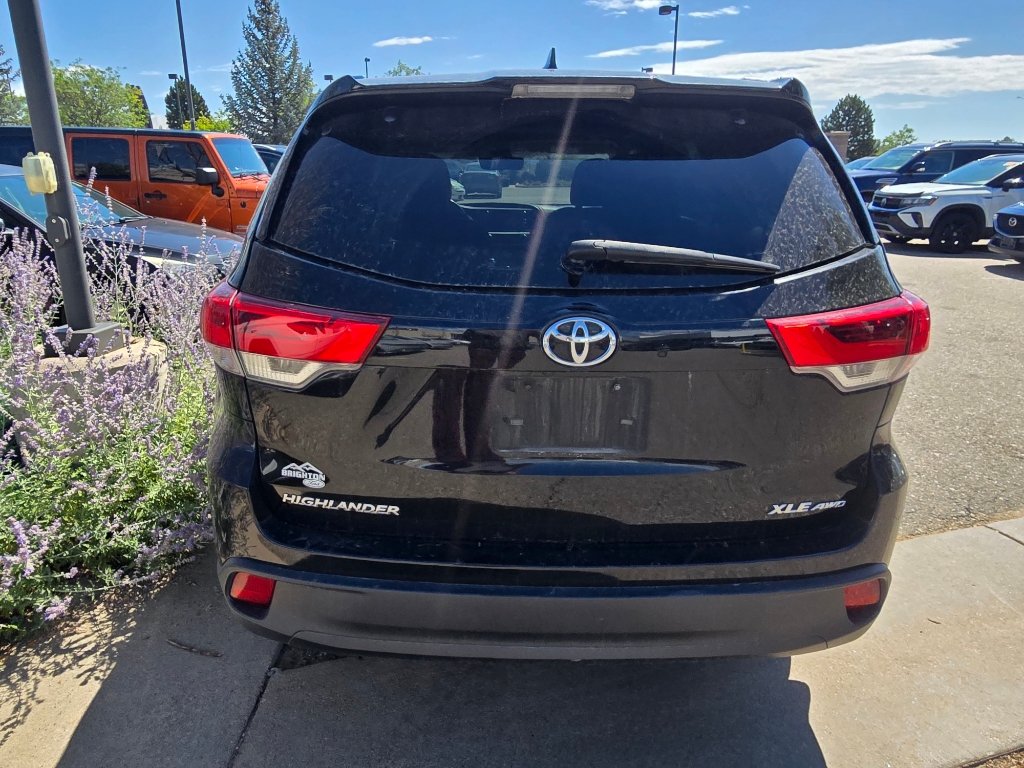 Used 2019 Toyota Highlander XLE AWD/4WD image 3