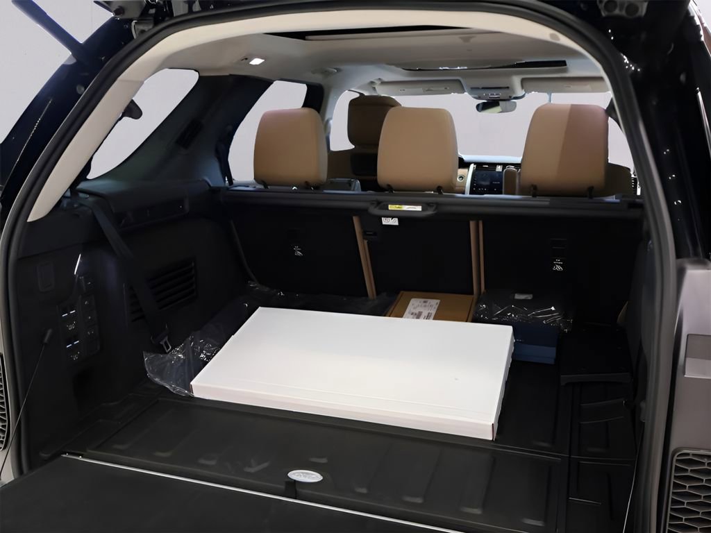 Certified 2025 Land Rover Discovery Metropolitan Edition image 36