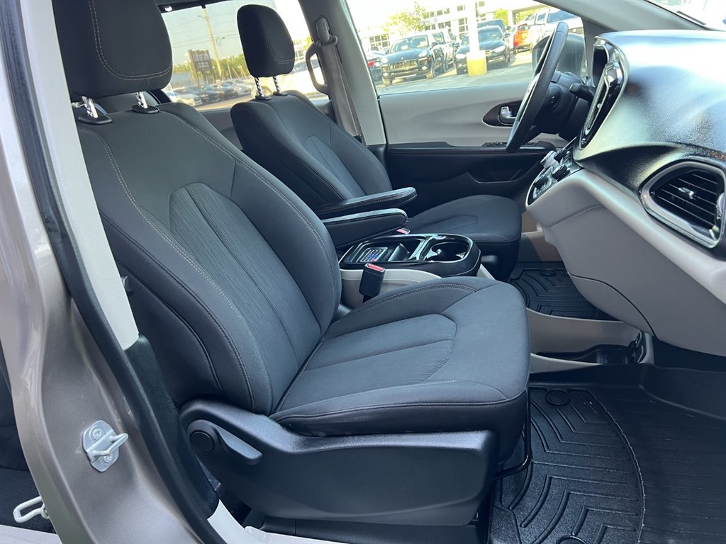 Used 2018 Chrysler Pacifica Touring Plus w/ Tire & Wheel Group FWD image 19
