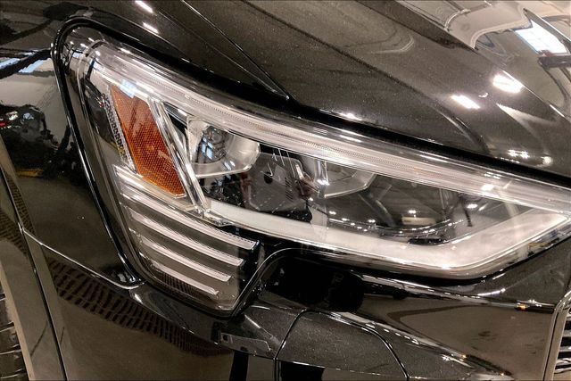 Used 2023 Audi e-tron Premium w/ Convenience Plus Package image 28